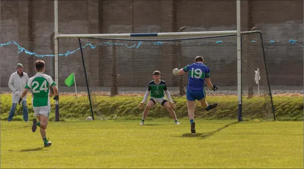  ?? Photos: Paul Messitt ?? AGB’s Donal O’Keeffe finishes a super move during the JBFC semi-final against Avondale in Aughrim.