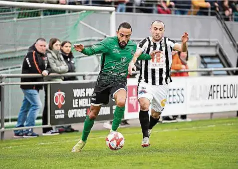  ?? Photo: Christian Kemp ?? Sofiane Bekkouche (à g.) et Andrea Deidda au coude-à-coude. Le joueur eschois a livré l‘un de ses matchs les plus aboutis.