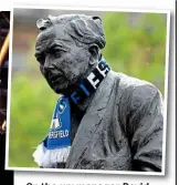  ?? ACTION IMAGES ?? On the up: manager David Wagner celebrates near the statue of former PM Harold Wilson (above)