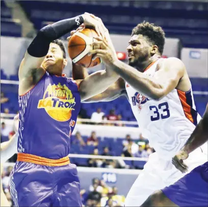  ?? (Rio Leonelle Deluvio) ?? MERALCO’S Alex Stepheson and Talk N Text’s RR Pogoy battle for the rebound during PBA Commission­er’s Cup action Friday at the Smart Araneta Coliseum.The Bolts won, 94-89.