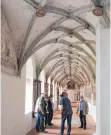  ?? FOTO: KSC ?? Die Experten betrachten die Wandmalere­ien im östlichen Kreuzgang des Klosters.