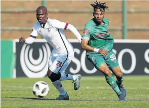  ?? / GALLO IMAGES/ ANESH DEBIKY ?? Sthembiso Dlamini of Free State Stars battles with Nhlanhla Vilakazi of AmaZulu in Durban yesterday.