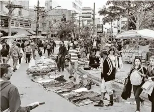  ?? Rivaldo Gomes/folhapress ?? Produtos de camelôs, muitos imigrantes, espalhados pela rua e calçadas do largo da Concórdia, no Brás (região central da capital); comerciant­es reclamam