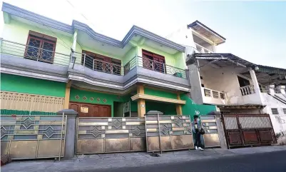  ??  ?? PENGURUSAN GRATIS: Seorang penghuni kos keluar dari rumah pemondokan di Jalan Semolowaru Selatan kemarin. Pemkot getol melakukan sosialisas­i perwali tentang izin pemondokan.