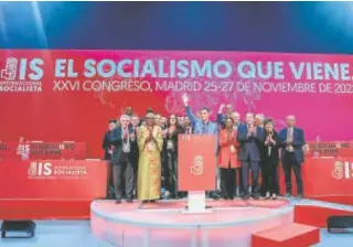  ?? // EP ?? Pedro Sánchez, ayer, con el nuevo presidium de la Internacio­nal