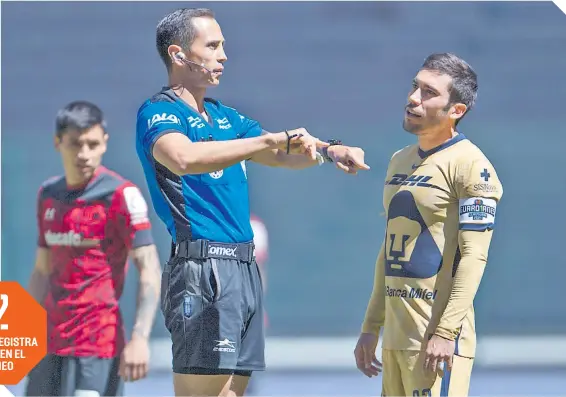  ?? FOTOS: MEXSPORT ?? Juan Pablo Vigón no podía creer la decisión de Santander, quien le anuló un gol con ayuda del VAR. /