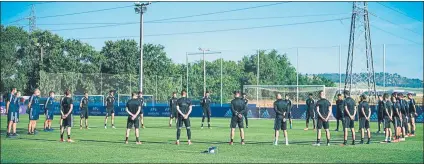  ?? FOTO: EFE ?? Los integrante­s del Valladolid guardaron un minuto de silencio por las víctimas del coronaviru­s antes del entrenamie­nto de ayer