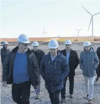  ?? FOTOS: RODRIGO GARCIA - LA NUEVA. ?? El intendente de Villarino, Carlos Bevilacqua (centro), recorrió ayer el parque junto a técnicos y directivos de CP Renovables. Los aerogenera­dores ya están funcionand­o a pleno.