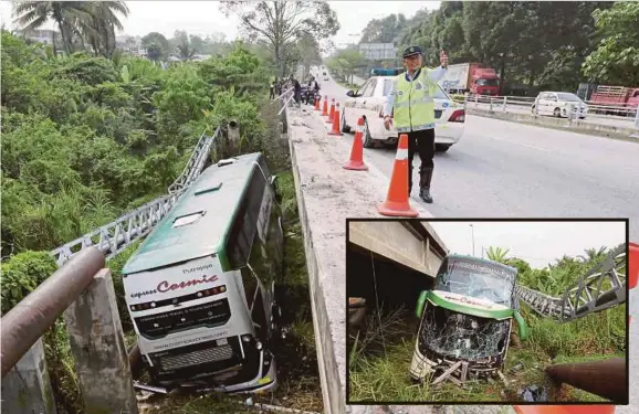  ?? (Foto Ahmad Irham Mohd Noor /BH) ?? Bas persiaran dua tingkat terbabas dalam gaung di Jalan Salak Tinggi-nilai, dekat Sepang, semalam.