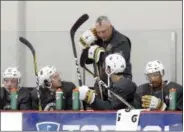  ?? BIZUAYEHU TESFAYE — LAS VEGAS REVIEW-JOURNAL VIA AP ?? Mike Kelly, an assistant coach with the Vegas Golden Knights, chats with his players during the Golden Knights’ NHL hockey developmen­t camp at Las Vegas Ice Center in Las Vegas on Thursday.