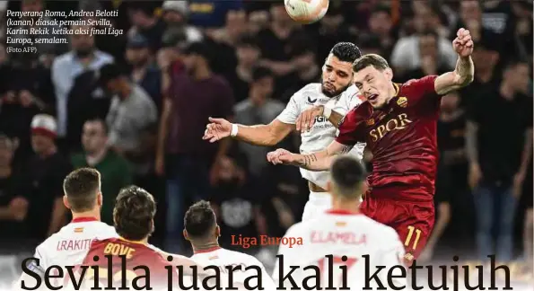  ?? (Foto AFP) ?? Penyerang Roma, Andrea Belotti (kanan) diasak pemain Sevilla, Karim Rekik ketika aksi final Liga Europa, semalam.