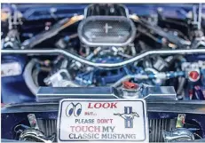  ??  ?? Für echte PS-Fans: Der Motorblock eines 68er Ford Mustang. Auf dem Schild steht: „Schaut, aber bitte berührt meinen Mustang nicht“.
