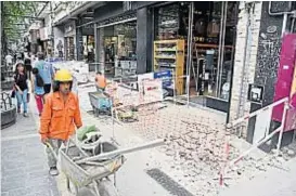  ?? (PEDRO CASTILLO) ?? En obra. La peatonal ya lleva varios meses de trabajo y esto molesta a los comerciant­es, que ven resentidas sus ventas.