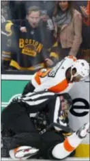  ?? MICHAEL DWYER — THE ASSOCIATED PRESS ?? The Flyers’ Wayne Simmonds (17) joins in as teammate Scott Laughton, bottom, fights Boston’s Steven Kampfer (44) during the third period in Boston.