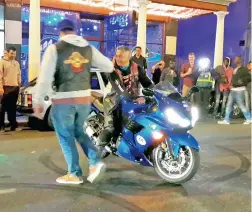  ?? PICTURES: DAVID RITCHIE ?? ‘HAVING FUN’: Law enforcemen­t officers seemed unconcerne­d by the antics of these bikers In Long Street.