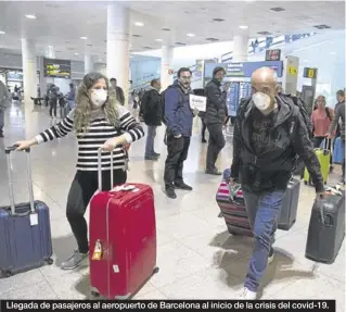  ?? ELISENDA PONS ?? Llegada de pasajeros al aeropuerto de Barcelona al inicio de la crisis del covid-19.