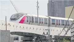  ?? VARUTH HIRUNYATHE­B ?? A test run is conducted on the Pink Line monorail at Min Buri station. The monorail can handle train speeds of up to 80km/h.