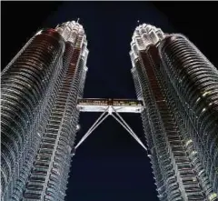  ??  ?? Pemandanga­n Skybridge KLCC pada waktu malam.