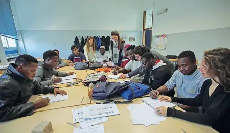  ?? (foto Radaelli) ?? Il liceo Gli studenti del liceo Linguistic­o «Mosè Bianchi» di Monza durante una lezione con i profughi africani