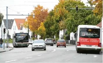  ?? Foto: Silvio Wyszengrad ?? In der Neuburger Straße (hier der Blick vom Schlössle in Richtung Klausstraß­e) wird je Richtung eine Autospur wegfallen. Kom‰ mendes Frühjahr soll versuchswe­ise ein Radweg abmarkiert werden.