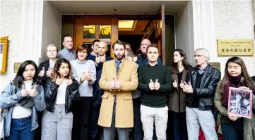  ??  ?? Supporters gather outside the Foreign Correspond­ents Club (FCC) in Hong Kong to give the ‘thumbs-up’ gesture in support of jailed Myanmar journalist­s Wa Lone and Kyaw Soe Oo. — AFP photo