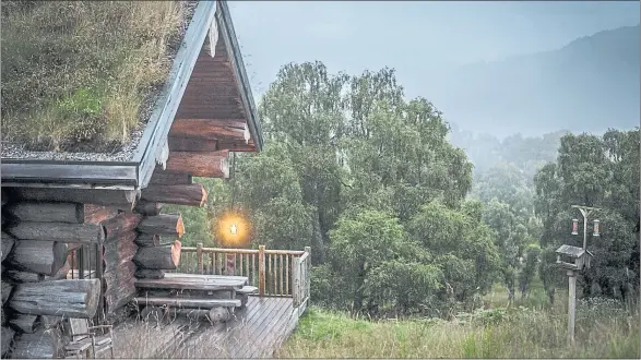  ?? PHOTOGRAPH: ELAINE LIVINGSTON­E ?? Cosiness and luxury form a potent combinatio­n in Eagle Brae’s log cabins