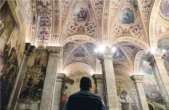  ?? Jaa Jiménez ?? Un visitante observa las pinturas en las paredes y los arcos del techo del salón Sant Jordi del Palau de la Generalita­t