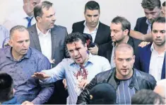  ??  ?? Un grupo de manifestan­tes entró ayer al Parlamento de Macedonia y se enfrentó con legislador­es, algunos de los cuales resultaron heridos.