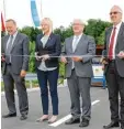  ??  ?? Roland Biesenberg­er, Beate Merk, Josef Miller und Thomas Linder haben die Straße freigegebe­n.