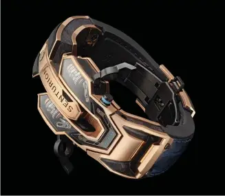  ??  ?? Senturion bracelet S177, solid gold with carbon inserts