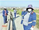  ?? Picture: EUGENE COETZEE ?? CLEAN-UP CAMPAIGN: Municipal cleaners Lungele Dikana, Jacqualine Bashnan and Nomveliso Kwatsha help clean up Sheya Kulati Drive in New Brighton