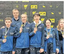  ?? FOTO: TG JEONG EUI NETTETAL ?? Trainer Björn Pistel (zweiter von links) mit seinen Taekwondo-Kämpfern in Bielefeld.