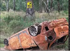  ?? PHOTO: DUBBO PHOTO NEWS ?? What a waste:
Hopefully the CCTV cameras caught something when this car was burning on an isolated stretch of the Benelong Road.