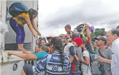  ??  ?? En Oaxaca, el padre Alejandro Solalinde apoyó con labores de coordinaci­ón para el traslado de la tercera caravana a Juan Rodríguez Clara, Veracruz.