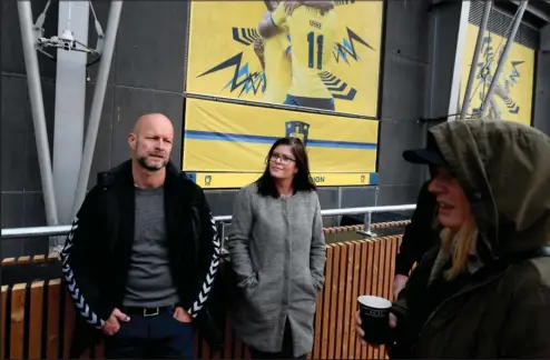  ??  ?? Brøndbys marketingc­hef, Thomas Skov Petersen, og naestforma­nden i Brøndby Support, Sarah Agerklint.