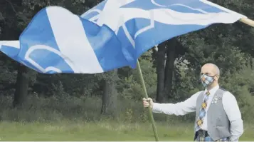  ??  ?? 0 A demonstrat­or at an All Under One Banner independen­ce rally at Bannockbur­n last week