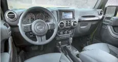  ??  ?? Interior del Wrangler con varios detalles dedicados al aniversari­o.