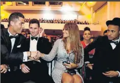  ?? FOTO: GETTY ?? Cristiano, saludando a Antonela en presencia de Messi y Neymar