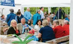  ??  ?? Beim zweitägige­n Hoffest wurde das neue Café auf dem Obsthof Mahl in Haunsried bei Heretshaus­en eingeweiht. Klaus Mahl (rechtes Bild) im Hofladen mit seiner wichtigste­n Kultur – die Erdbeere.