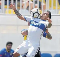  ??  ?? ► Bolados controla un balón frente a Everton.