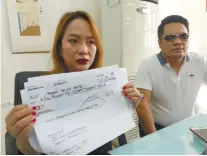  ?? SUNSTAR FOTO / ALAN TANGCAWAN ?? COMPLAINT. Niña Mabatid shows to the media the documents as proof to her complaint against Eva Delos Santos and hubby.