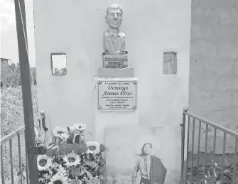  ?? /FRANCISCO H. REYES ?? En el busto del general Domingo Arenas Pérez, diseñado por Eduardo Álvarez Camarón, fue colocada una ofrenda floral