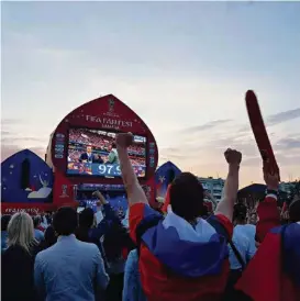  ?? (LIONEL PITTET) ?? Dans la fan-zone de Samara, les Russes exultent au coup de sifflet final.