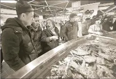  ?? REUTERS ?? Customers select seafood at a concept store launched by Alibaba Group Holding Ltd, Hangzhou, China, January 18
