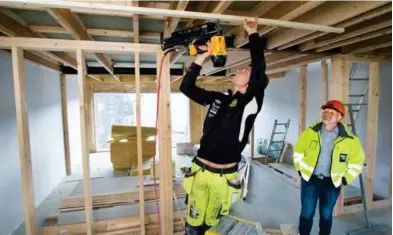  ?? FREDRIK REFVEM ?? Tømrer Gunnar Steinsland er i full gang med arbeidene på nye boliger i Sørbøhagen­e i Sandnes. Til høyre eier og konsernsje­f i Østerhus-gruppen, Njål Østerhus.