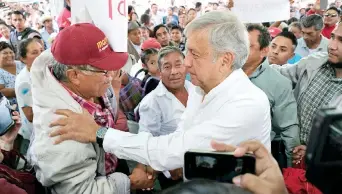  ??  ?? En su visita a la localidad de Izamal, Yucatán, Andrés Manuel López Obrador dijo que a través del crecimient­o económico, la generación de empleo y la aplicación de programas de desarrollo social combatirá la criminalid­ad.