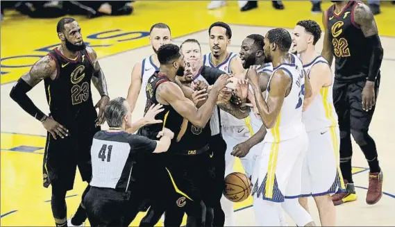  ?? FOTO: AP ?? Tristan Thompson y Draymond Green tuvieron sus más y sus menos en un momento del primer encuentro de la final de la NBA entre los Cavaliers y los Warriors