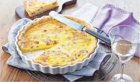  ?? FOTO: DR. OETKER VERSUCHSKÜ­CHE/DPA ?? Ein Klassiker aus Mürbeteig: eine Quiche Lorraine mit Zwiebeln und Speck.