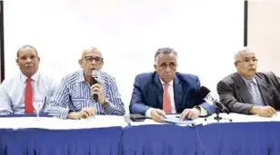  ?? FUENTE EXTERNA ?? Nelson José Ramírez, Jefe de Misión de la delegación que irá a los Juegos Bolivarian­os, al ofrecer algunas informacio­nes, acompañado de Juan Febles, Luis Mejía, y José Luis Ramírez.