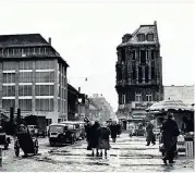  ??  ?? Die Spuren des Krieges sind 1955 noch da. Der Carlsplatz mit Blick in die Hohe Straße, rechts von ihr entstand 1970 das Parkhaus. Davor quer verlaufend die Benrather Straße,